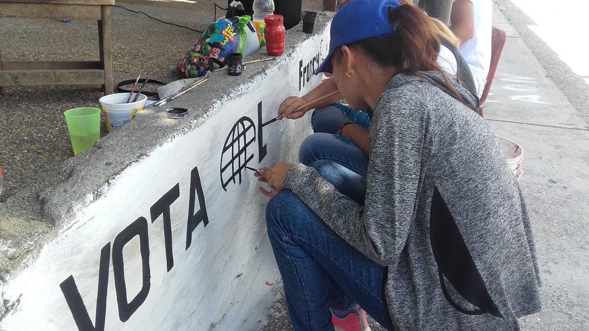 jghernandezvzla's tweet photo. Con el mayor amor, fe y esperanza trabajamos Unidos con el pueblo en las pintas de nuestros murales propagandísticos con pintura de caucho y con pinceles. Gracias gente bella por todo su apoyo, les valoro mucho. Gracias por creer. Unidos de la mano con Dios y el Pueblo Venceremos https://t.co/bFCTNQmwYU