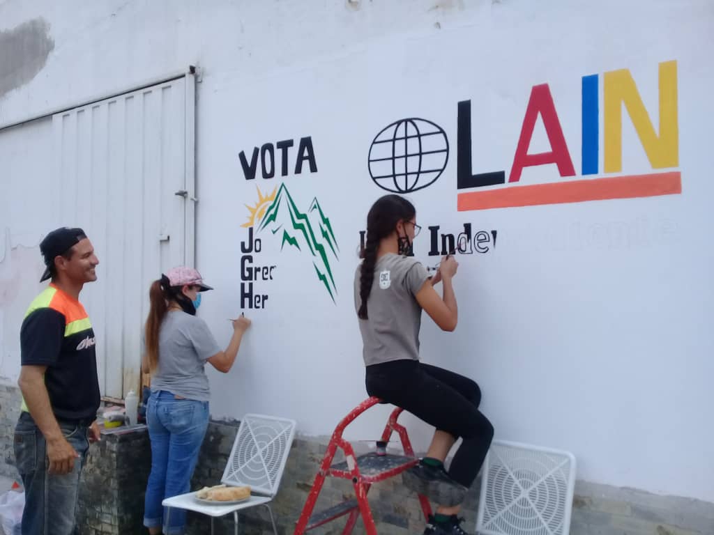Con el mayor amor, fe y esperanza trabajamos Unidos con el pueblo en las pintas de nuestros murales propagandísticos con pintura de caucho y con pinceles. Gracias gente bella por todo su apoyo, les valoro mucho. Gracias por creer. Unidos de la mano con Dios y el Pueblo Venceremos