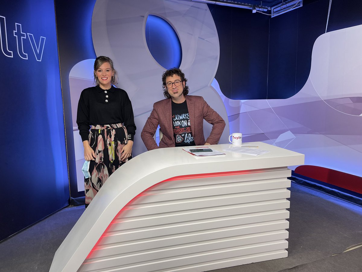 CUIDATECUIDO's tweet photo. Muchas gracias Cyltv por hacerme sentir como en casa. La entrevista ha sido desde la sinceridad y la humildad que forma parte Cuidatecuido. 
Gracias Osselét Moda por vuestro outfit, espectacular. Gracias Lorena Estética por ese maquillaje 🥰🥰🥰. https://t.co/a96ao6KITn