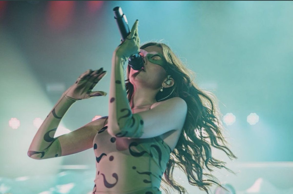 FRMadisonBeer's tweet photo. Nouvelles photos en HD de Madison Beer pendant son concert à #LSTAtlanta déguisé en Nigma (The Ridder) https://t.co/4jMlXdD2wO