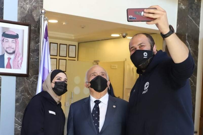 PSUTOFFICIAL's tweet photo. بلفتة جميلة ومعبرة، تشرفنا اليوم بتقديم pin جامعة الأميرة سمية للتكنولوجيا بالشعار الجديد، لصاحب السمو الملكي الأمير الحسن بن طلال حفظه الله ورعاه.
#جامعة_الاميرة_سمية_للتكنولوجيا
#نحن_جامعة_سمية
#PSUT
#WeAreSumayaUniversity https://t.co/ALo5fz5G6u