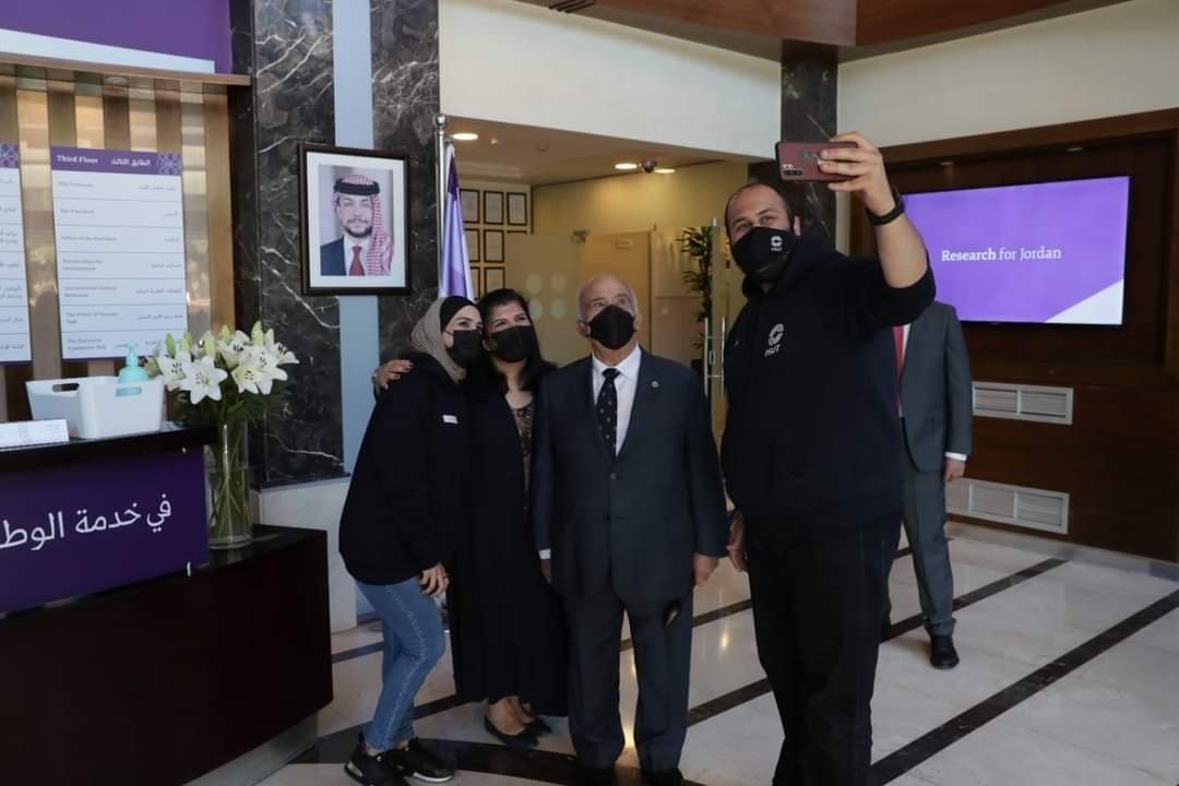 PSUTOFFICIAL's tweet photo. بلفتة جميلة ومعبرة، تشرفنا اليوم بتقديم pin جامعة الأميرة سمية للتكنولوجيا بالشعار الجديد، لصاحب السمو الملكي الأمير الحسن بن طلال حفظه الله ورعاه.
#جامعة_الاميرة_سمية_للتكنولوجيا
#نحن_جامعة_سمية
#PSUT
#WeAreSumayaUniversity https://t.co/ALo5fz5G6u