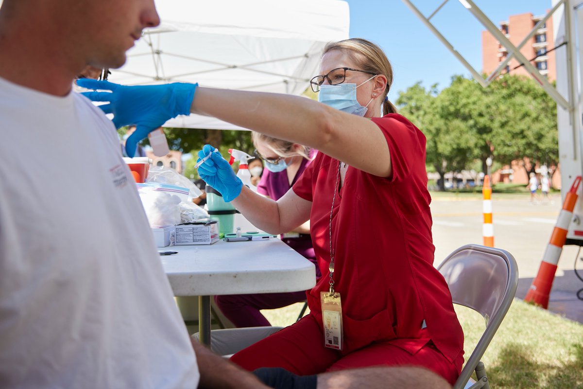 UofOklahoma's tweet photo. Still need to get your COVID-19 vaccine? OU is administering all three vaccine providers on all three campuses free of charge for the OU community. Learn more by visiting https://t.co/k5A5BnChwJ and sign up to take your shot against COVID today. #OUVaccinates https://t.co/nA01YDiNr2