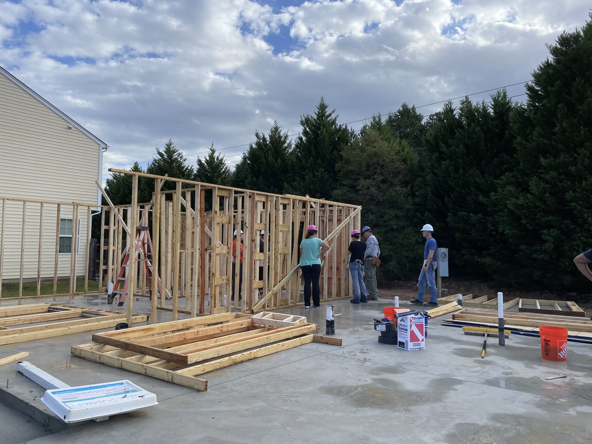 monarchrealtyco's tweet photo. COMMUNITY 🏡🔨 We are so proud that several members of our team here at Monarch Realty Co. volunteered at a recent build for @habitatwake!

Our brokers have a passion for helping #BuildTheCity and we are lucky to partner with such a wonderful organization.

#HabitatForHumanity https://t.co/zzSod97SEr