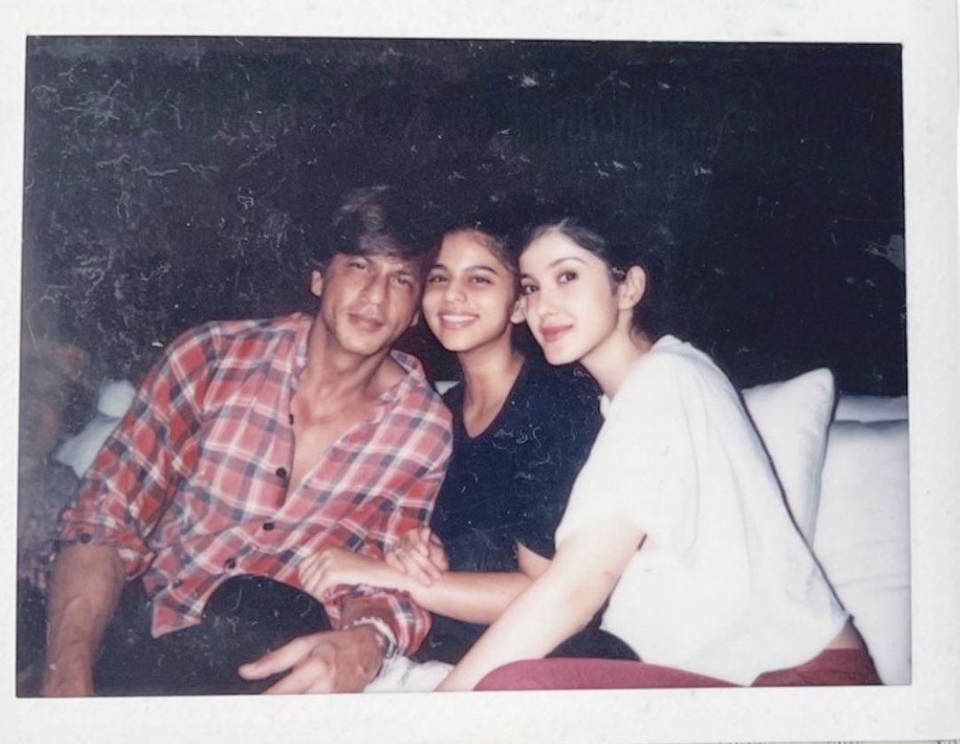 filmfare's tweet photo. #SuhanaKhan shares a picture wishing her father, #ShahRukhKhan and her friend, #ShanayaKapoor a happy birthday. https://t.co/L2TPq9Gn0K