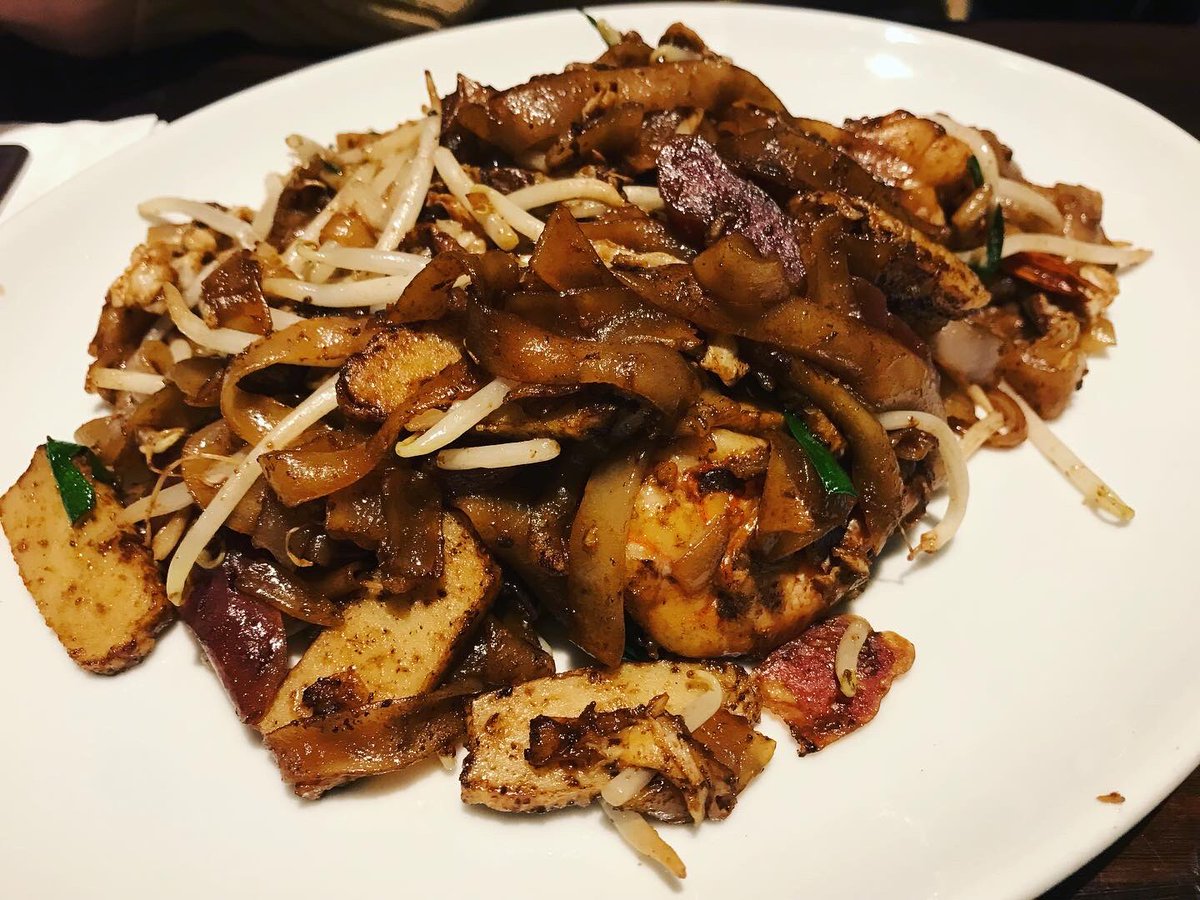 SmearedApron's tweet photo. Muffin tops! You know it’s good when you can’t stop stuffing your face 🙌🏾😋😋!!
-Laxsa - homemade spiced coconut broth w/ vermicelli noodles, fried tofu puffs, bean sprouts, green beans, boiled egg, chicken, king prawn, faith cake, fish ball &amp; cucumber #laxsa #soho #smearedapron https://t.co/nQ0LUTMko5
