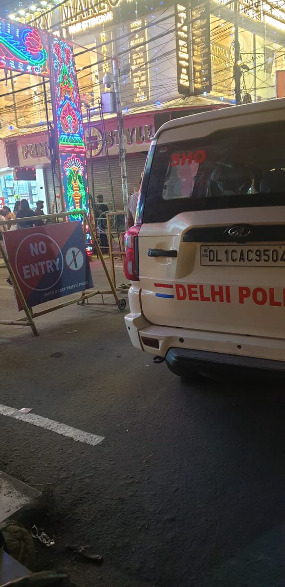 2512Ajay's tweet image. Today # whisky 3  visited main market rajouri garden at 6:30 pm instead of removing encroachment from the market  they blocked the roads towards main market / road which have been sold off by beat staff in the name of फटिक  !! Well redirected Happy Dhanteras ₹₹ West District