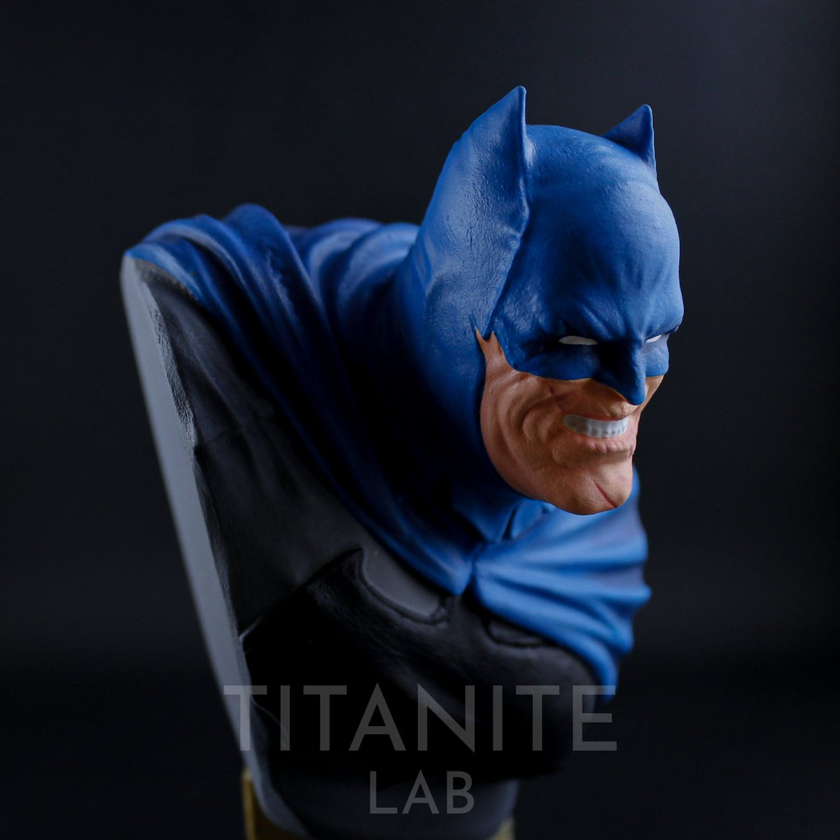 TitaniteLab's tweet photo. Batman ispirato al design del fumetto "The Dark Knight Returns", altezza 14 cm, stampato su Elegoo Saturn con resina Water Washable, dipinto a mano con acrilici.

Crediti:
Batman da DC Comics 
Artista: Eastman
Sito: MyMiniFactory 
Stampante: Elegoo Saturn

#batman #titanitelab https://t.co/VUhIjhn4HC