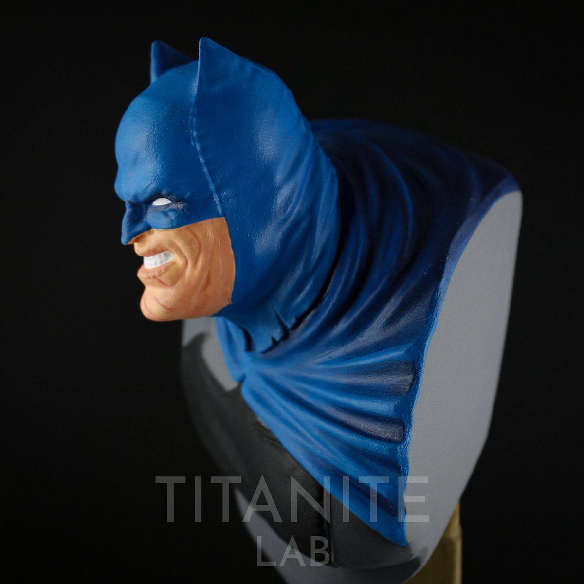 TitaniteLab's tweet photo. Batman ispirato al design del fumetto "The Dark Knight Returns", altezza 14 cm, stampato su Elegoo Saturn con resina Water Washable, dipinto a mano con acrilici.

Crediti:
Batman da DC Comics 
Artista: Eastman
Sito: MyMiniFactory 
Stampante: Elegoo Saturn

#batman #titanitelab https://t.co/VUhIjhn4HC