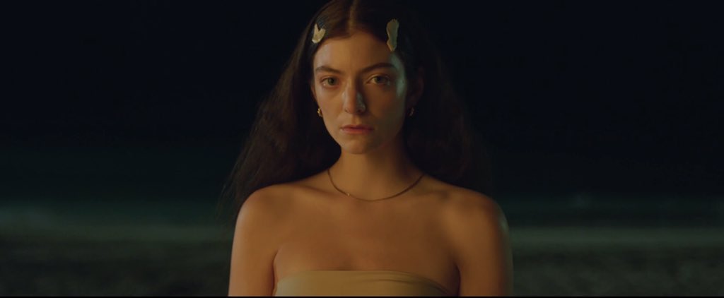 DidLorde's tweet photo. LORDE JUST RELEASED HER NEW MUSIC VIDEO FOR FALLEN FRUIT finally!!!!
https://t.co/LLhveXPsBw https://t.co/Uaz1Ahj4O7