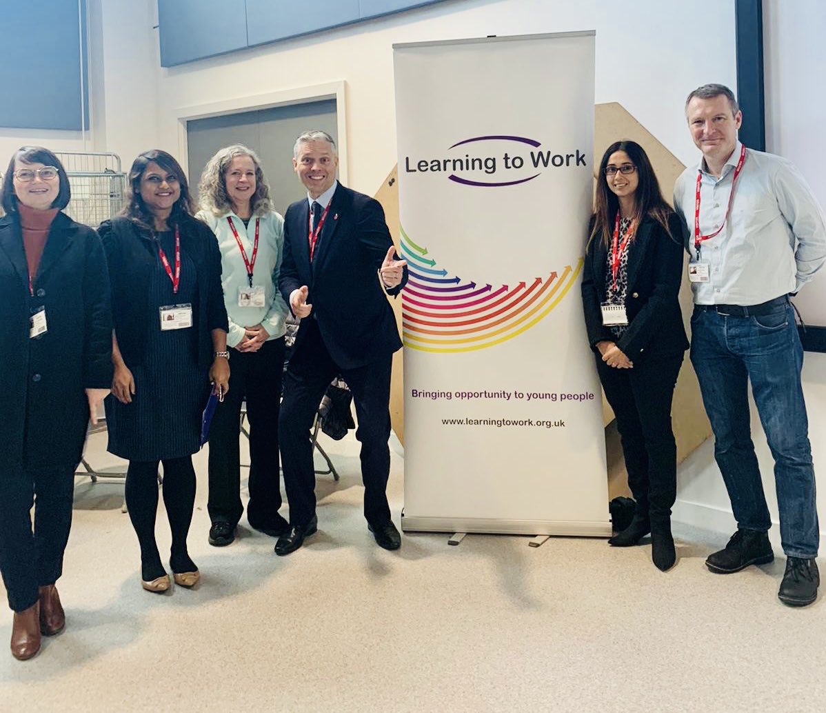 yassietd's tweet photo. Amazing support from our #business #volunteers ⁦@Grove_Slough⁩ #Y8 started on their #enterprise journey with #Designanapp. Thanks to ⁦@VMware⁩ ⁦@SAGEeducation⁩ ⁦@GSK⁩ https://t.co/YfYTllzgkG
