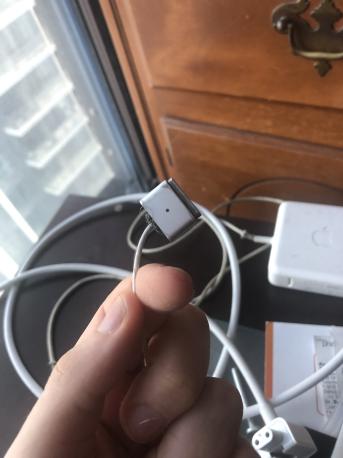viviwizardshark's tweet photo. anyone in toronto have a macbook charger like this? I need to get files off of my dead macbook pro and this charger is so broken it won't work anymore https://t.co/1D1CjYiXzY