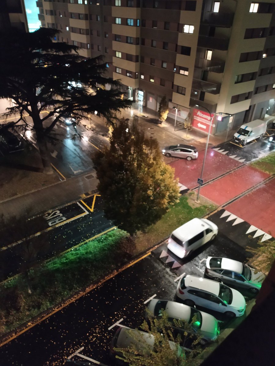 begotxurri's tweet photo. Muy bien el paso elevado para los coches? Así ya acortamos y me voy por la acera. Y la raya amarilla es para estacionar? Y dudo que el que este aparcado en la zona de minusválidos lo sea? 👏👏👏 #todocorrecto #perfecto https://t.co/dSUXJ0ohEY