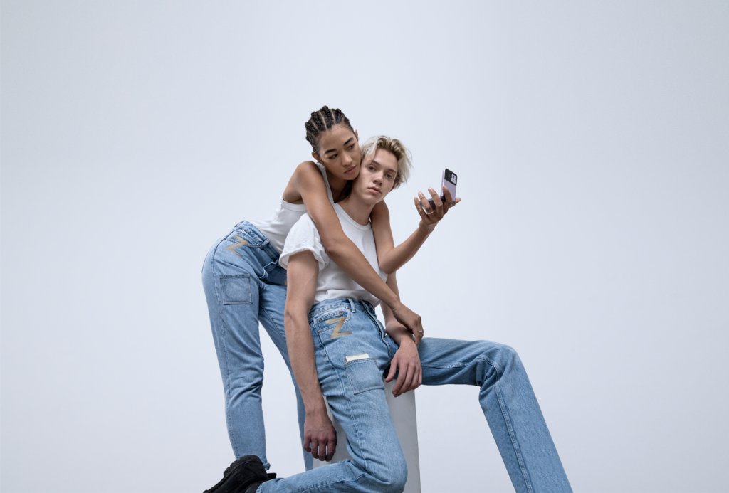 Mrtechauditor's tweet photo. No one saw this coming 👀
Exclusive Z Flip 3 Po Pocket Denim:
- Special Pocket for Flip 3 (All other pockets are Sealed/Removed)
- 450 Pairs only
- AUD 1499 (Includes a FREE Flip 3 😜)
[Available only in Australia]

Wanna see it in other countries?

#GalaxyZFlip3 #Flip3 #DrDenim https://t.co/YdeVqMLMbB