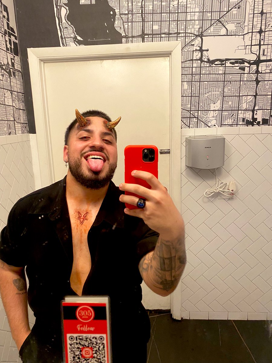 svageleo's tweet photo. Dark side took over 😈 #Halloween #halloween2021 https://t.co/JVmQ7iDRtU