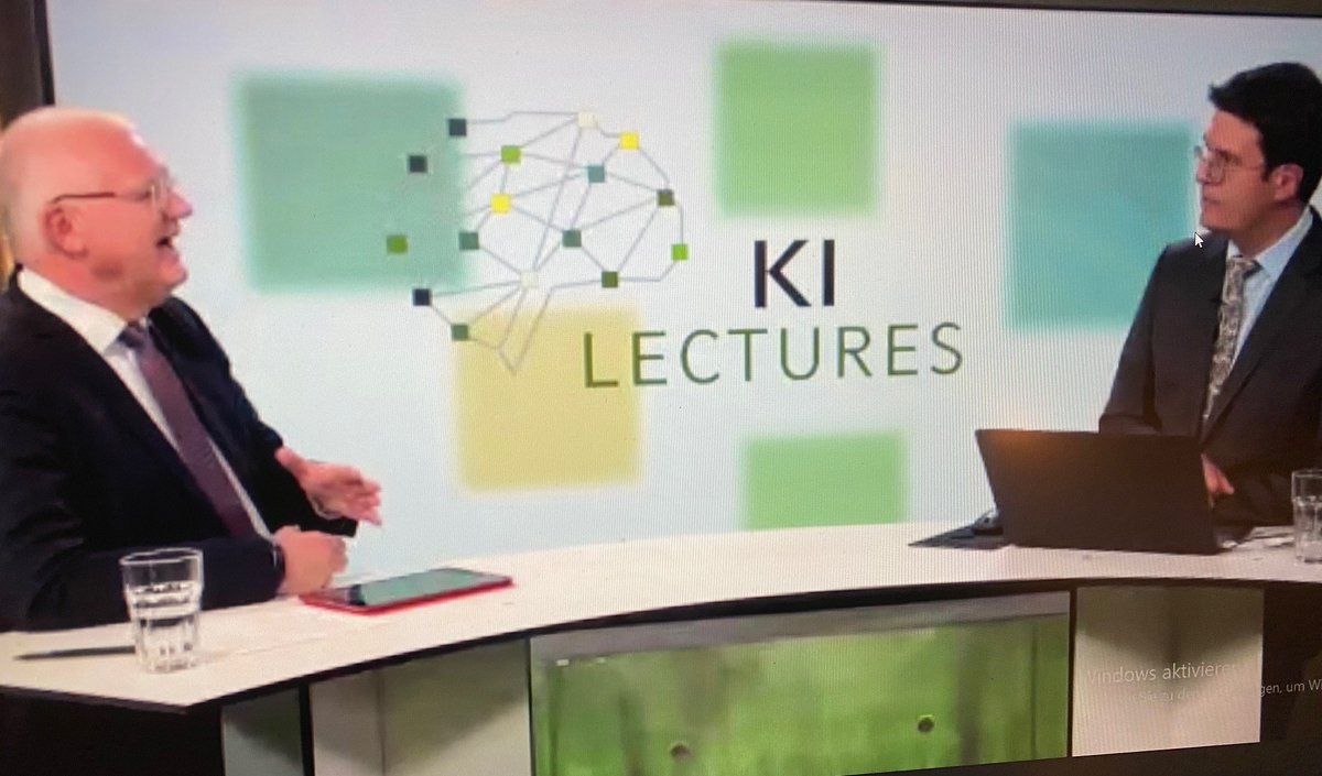 RussoClaudia3's tweet photo. #KILectures der @LMU_Muenchen über #KI in der #Medizin: "Wenn sich die KI-Entwicklung weiter so fortsetzt, könnte KI in den nächsten 10-15 Jahren in diagnostische Entscheidungen stärker mit einbezogen werden", so Prof. @koutsouleris. https://t.co/CxWH8pDODQ