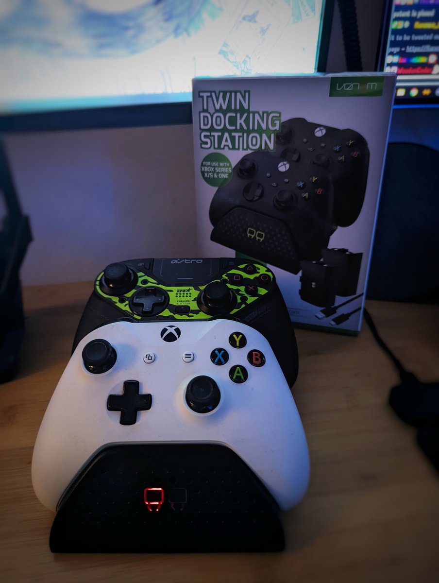 LemonyBello's tweet photo. happy to announce our new stream sponsor! for the next 3 months we'll be repping the awesome folk at @VenomGamingUK 

✨✨✨ WOOHOO! ✨✨ https://t.co/3uqZP1jne7