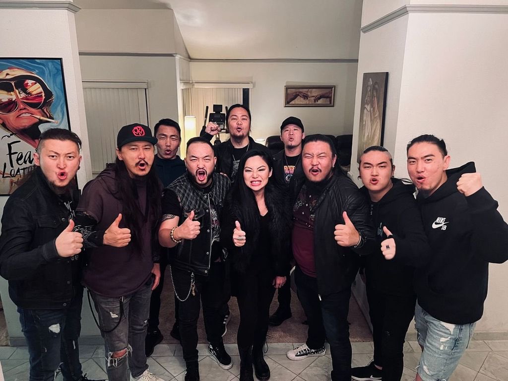 TheHuOfficial's tweet photo. Hanging out with our friends @tinaguo &amp; @BatgerelUfc after our North American Tour! 👍 #TheHU #TheHunTour https://t.co/vPhYQ8ZBFo