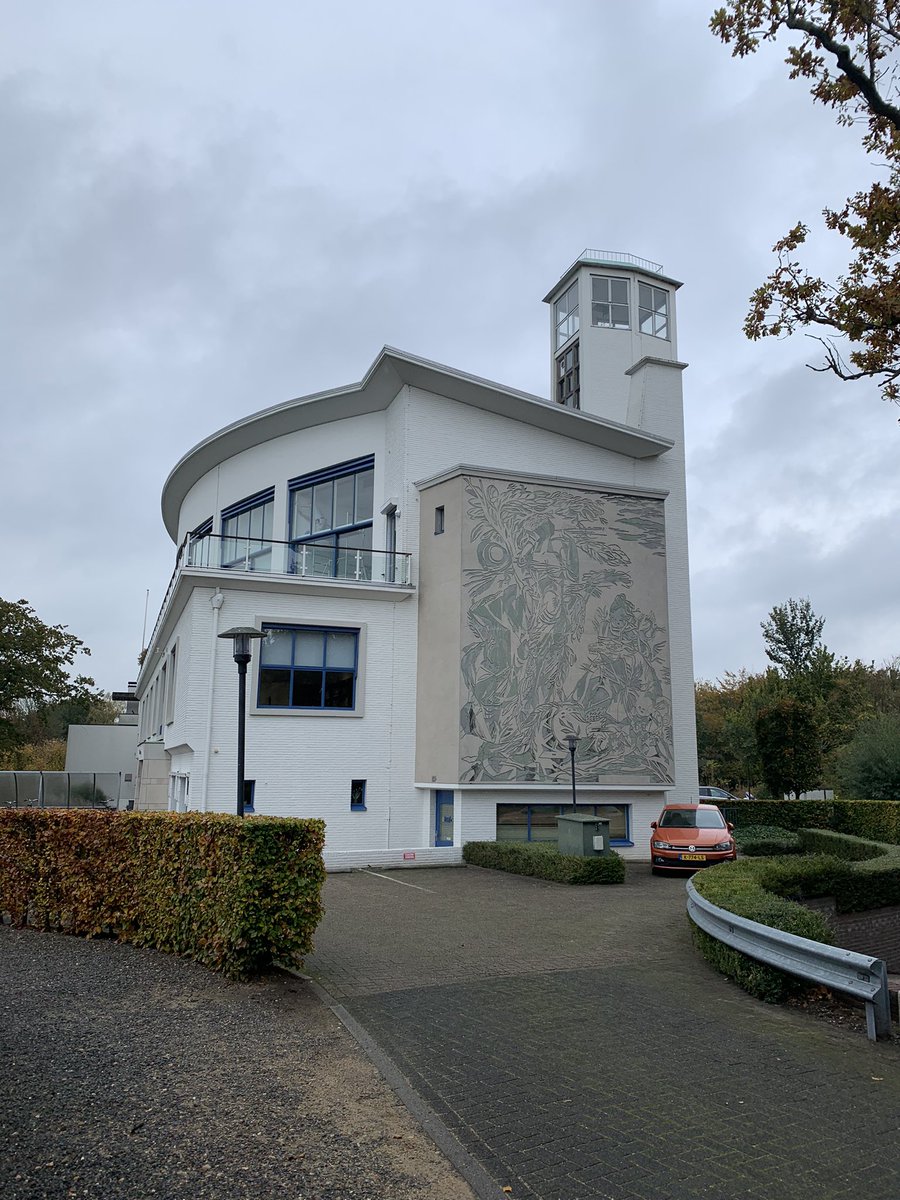 annemieke_vos1's tweet photo. We vergapen ons aan de bijzondere universiteitsgebouwen:
Het laboratorium voor landmeetkunde
(1950-1953; A. Kruidhof/F.E. Röntgen architect)
#rijksmonument #functionalisme #cultureelerfgoed 2/3
https://t.co/DgOeTkCUJI https://t.co/rw3tMwn46o
