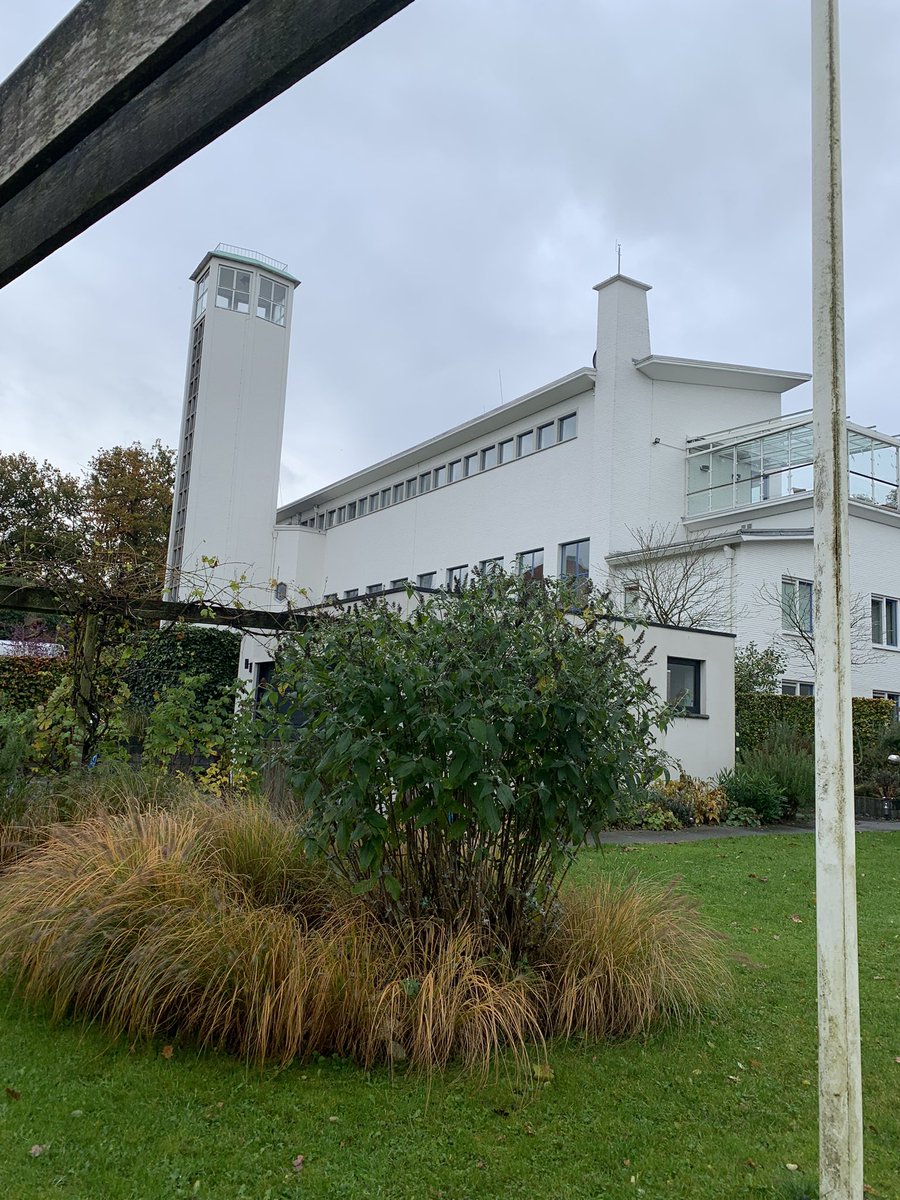 annemieke_vos1's tweet photo. We vergapen ons aan de bijzondere universiteitsgebouwen:
Het laboratorium voor landmeetkunde
(1950-1953; A. Kruidhof/F.E. Röntgen architect)
#rijksmonument #functionalisme #cultureelerfgoed 2/3
https://t.co/DgOeTkCUJI https://t.co/rw3tMwn46o
