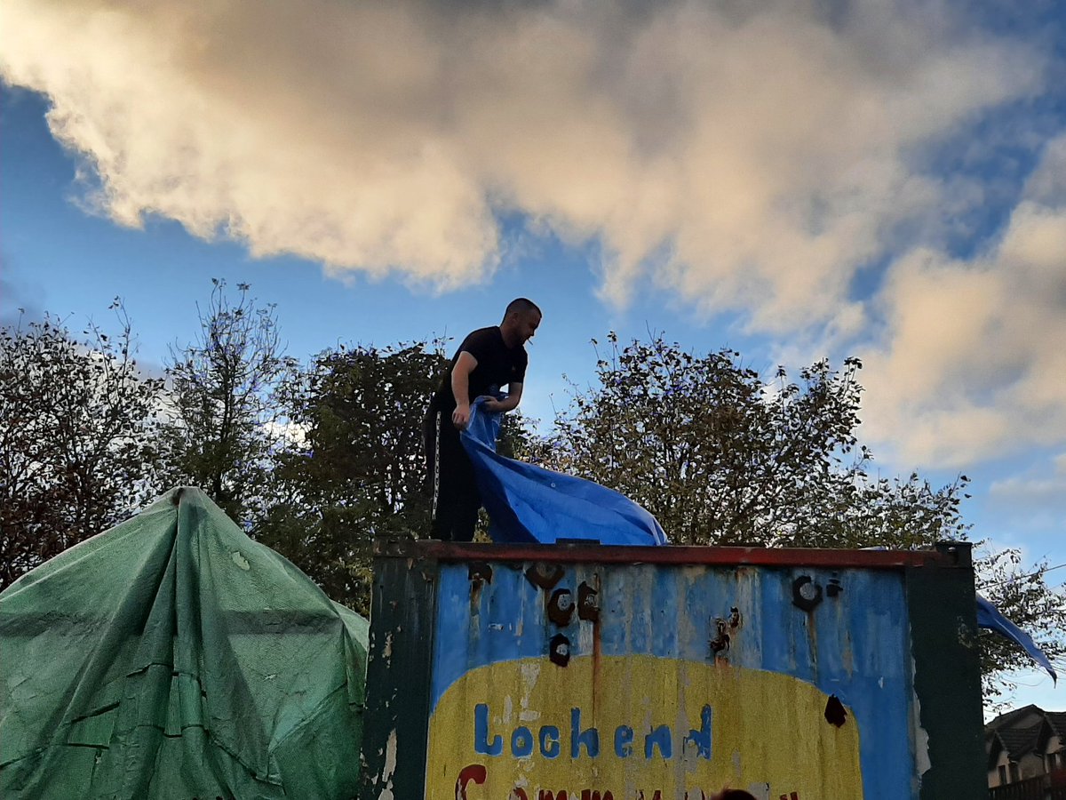 Suzieq1402's tweet photo. Thanks Paddy for emergency repair of container @FARE_Scotland LochendCA. Tarpaulin a quick fix until done properly, big big leaks . Afterskool planted #springingintoaction bulbs courtesy of @volunteer_scot @RHSSchools @KSBScotland @Jimmy_FARE @benedict_stem #deargreenplace https://t.co/fdeurH4dLG