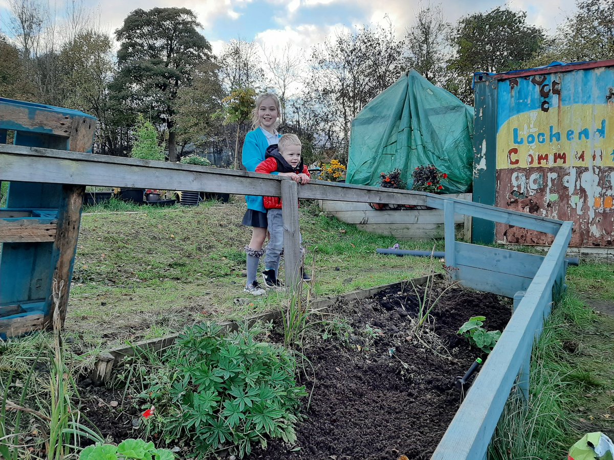Suzieq1402's tweet photo. Thanks Paddy for emergency repair of container @FARE_Scotland LochendCA. Tarpaulin a quick fix until done properly, big big leaks . Afterskool planted #springingintoaction bulbs courtesy of @volunteer_scot @RHSSchools @KSBScotland @Jimmy_FARE @benedict_stem #deargreenplace https://t.co/fdeurH4dLG