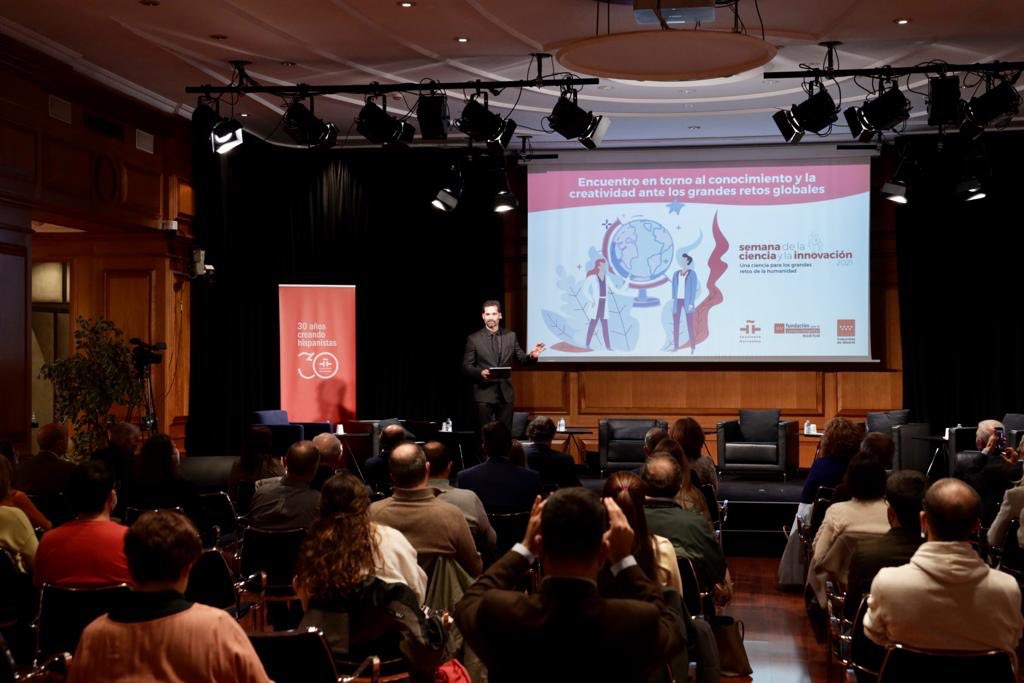 Esta tarde nos acompaña un verdadero dream team en materia de investigación, con participantes galardonados todos por la Comunidad de Madrid en alguna de sus convocatorias a la Innovación tecnológica y a la investigación: Premios Fermina Orduña, Julián Marias y Miguel Catalán