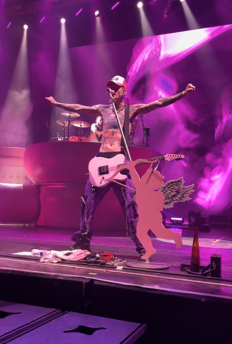 mgksblunt's tweet photo. my favorite photos from #TTMDtour
i can’t wait to see you again, Kells
#ARIAsMachineGunKelly https://t.co/jrJZiXCOvT