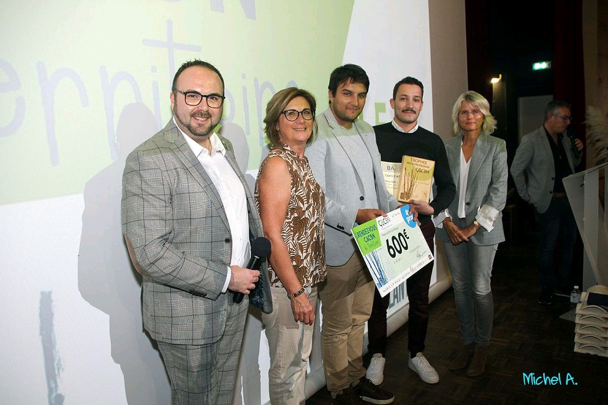 TousBassin's tweet photo. @TousBassin remporte le #PrixduPublic aux côtés du #CACBN et de #BA2E pour le trophée des Entrepreneurs du @EspritBassin https://t.co/ILgLvK0CuX