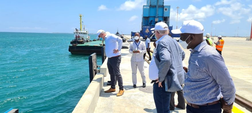 Kenya_Ports's tweet photo. Netherlands Ambassador to Kenya @AmbBrouwer has said that his country is ready to explore available opportunities for investments at Port of Lamu especially in agribusiness and SEZ when he toured the port.
@NLinKenya, @BaloziMwangemi https://t.co/0d0xhihYRy