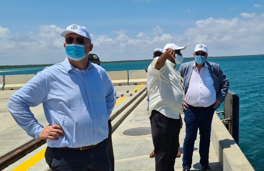 Kenya_Ports's tweet photo. Netherlands Ambassador to Kenya @AmbBrouwer has said that his country is ready to explore available opportunities for investments at Port of Lamu especially in agribusiness and SEZ when he toured the port.
@NLinKenya, @BaloziMwangemi https://t.co/0d0xhihYRy