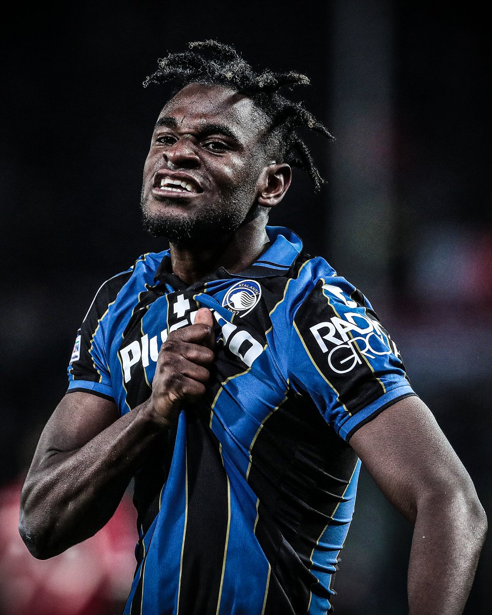 goal's tweet photo. Duvan Zapata has Manchester United in all sorts of trouble 👀 https://t.co/KkvbuM0ZoN