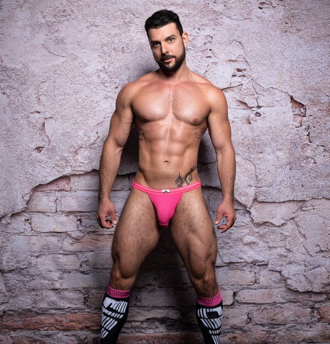 1 pic. Pretty in Pink - Zeid by @PaulJamnicky https://t.co/GiK6hulLCm Exclusive!
.
.
@hotfitmenonly @HotGuyZone
