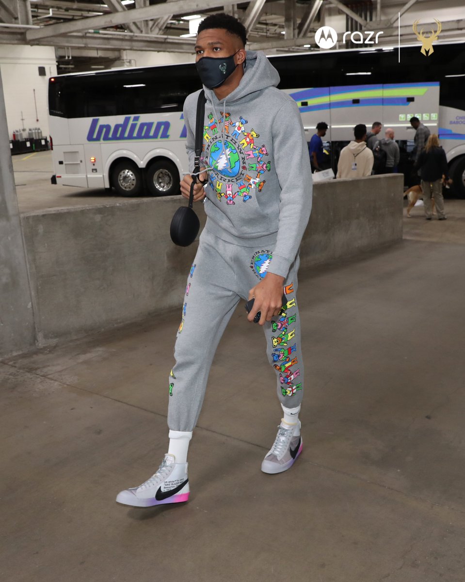 Bucks's tweet photo. Hoodie season is upon us. 

📸: @MotorolaUS https://t.co/TslKITyimO