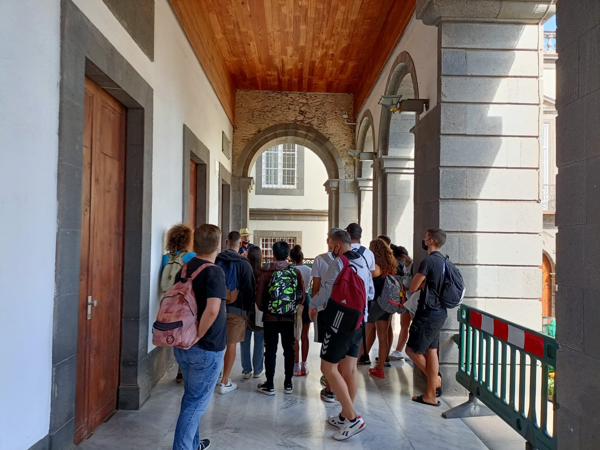 LPAJuventud's tweet photo. 🩴Choleando por #LasPalmasdeGC
🤩 El finde estuvimos con un equipillo de gente joven de #Agüimes de visita por #Vegueta y el #CastillodeMata y otros lugares que merece la pena ver.
¡Gracias por la visita, @juventudaguimes !❤️
#LPAJuventud
#OtoñoJovenLPA https://t.co/gntkPRr24F