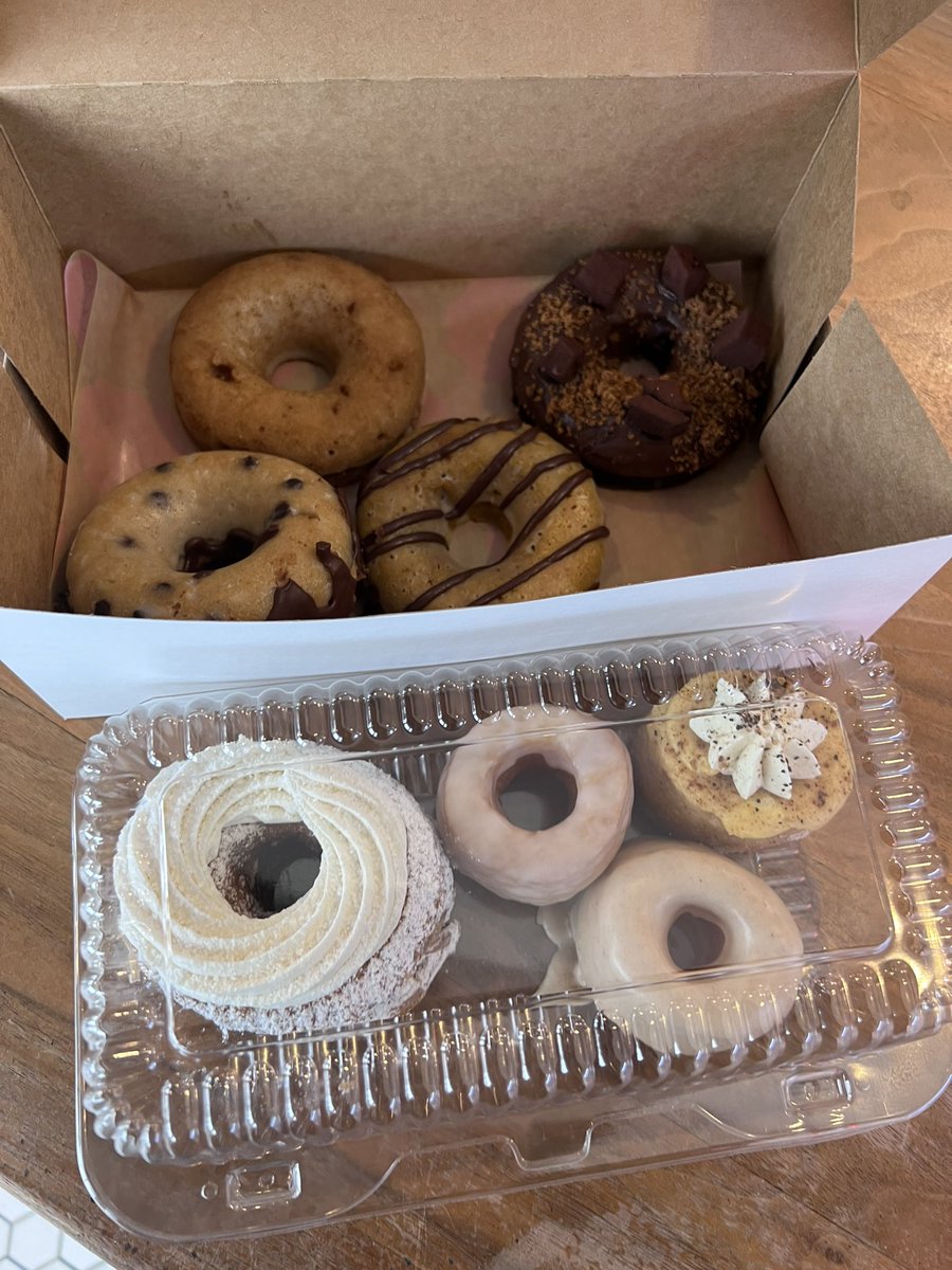 miriammakruski's tweet image. When in Nashville… #fivedaughtersbakery and they have paleo ones! 🙌🍩