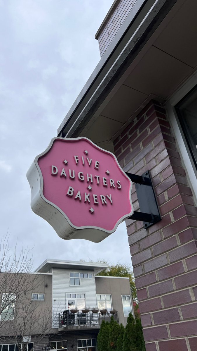 miriammakruski's tweet image. When in Nashville… #fivedaughtersbakery and they have paleo ones! 🙌🍩