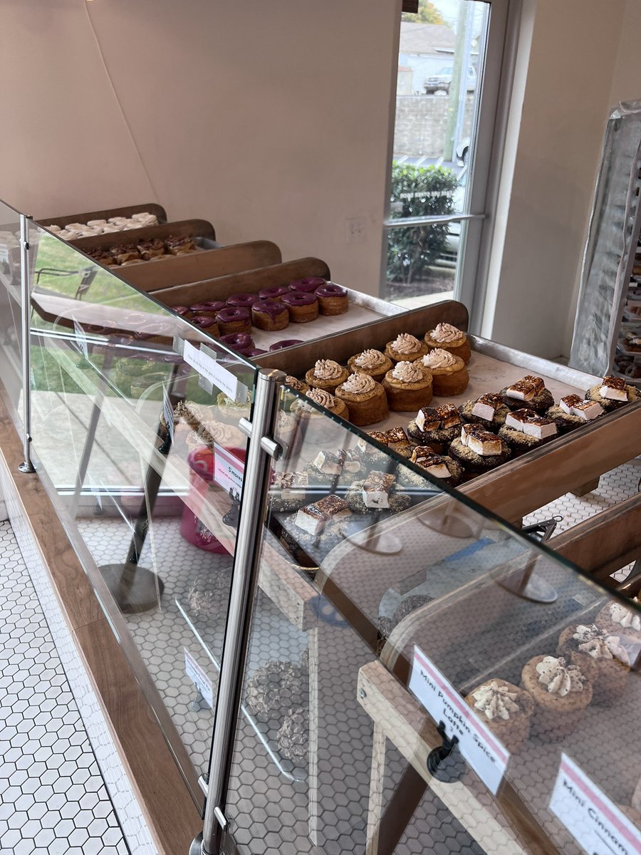 miriammakruski's tweet image. When in Nashville… #fivedaughtersbakery and they have paleo ones! 🙌🍩