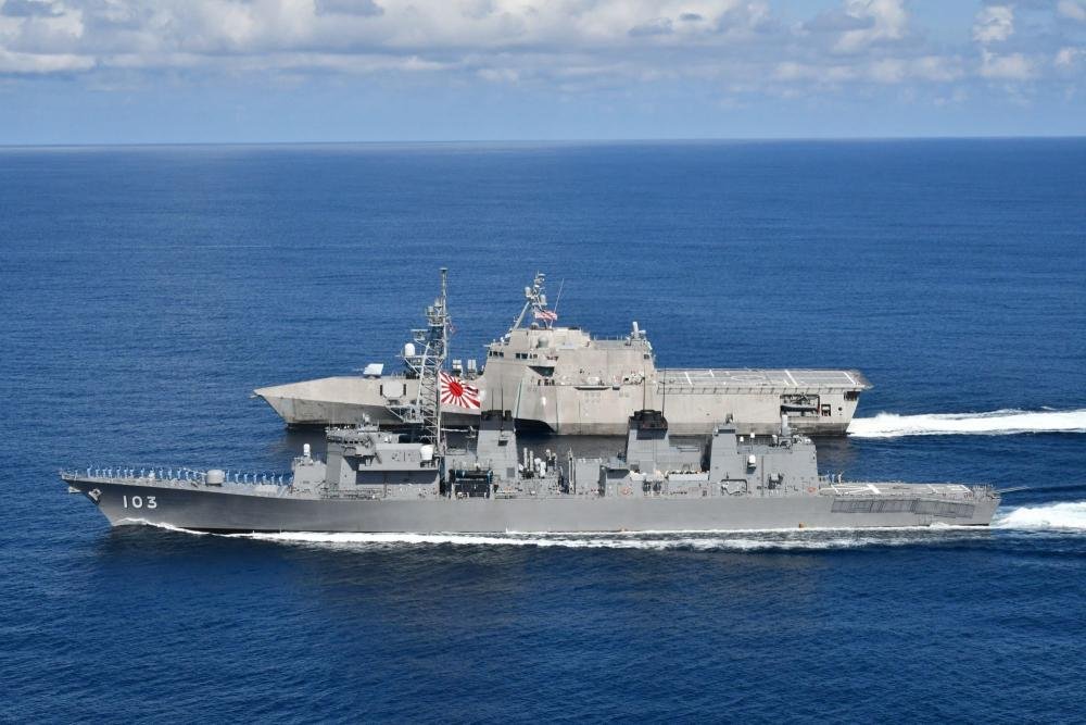 JMSDF Sailors aboard 🇯🇵 DD-103 JS YUDACHI wave to 🇺🇸 LCS-6 USS TULSA in the South China Sea 28-Oct-2021

#DD103 #JSYudachi #Yudachi #LCS6 #USSTulsa