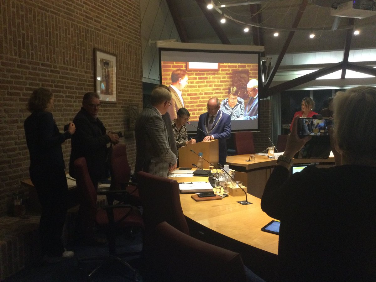 Na de beëdiging het zetten van de handtekeningen!