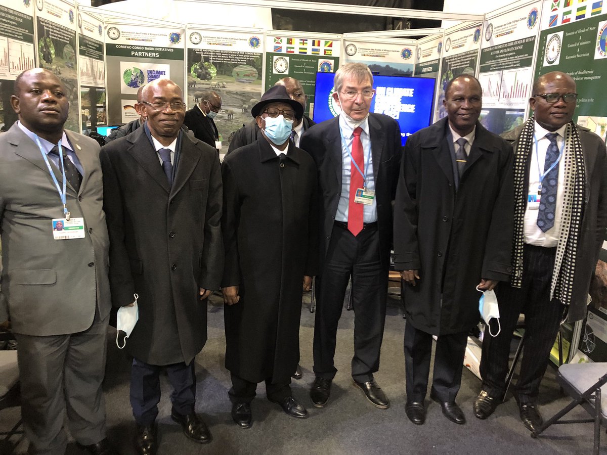 COMIFACINFO's tweet photo. Visite sur le pavillon de l @COMIFACINFO de M. le Ministre des Relations Extérieures du Cameroun #bassincongo #congobasin #cop26 https://t.co/wfsGCnyJNn