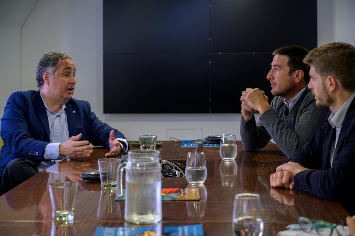 InfoJst's tweet photo. 🛩️ La Directora Nacional de Investigación de Sucesos Aeronáuticos de la #JST, Mariana Huber, y el Jefe de Gabinete, José Luis Meléndez, recibieron en la Sede Central a las autoridades de la Federación Argentina de Cámaras Agroaéreas (#FeArCA).
@Aeroaplicadores #JST #Aviación https://t.co/nY3m2Usqty