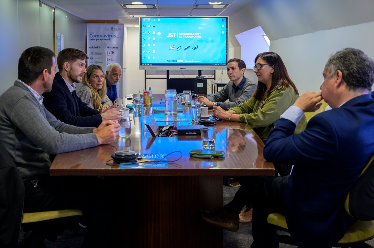 InfoJst's tweet photo. 🛩️ La Directora Nacional de Investigación de Sucesos Aeronáuticos de la #JST, Mariana Huber, y el Jefe de Gabinete, José Luis Meléndez, recibieron en la Sede Central a las autoridades de la Federación Argentina de Cámaras Agroaéreas (#FeArCA).
@Aeroaplicadores #JST #Aviación https://t.co/nY3m2Usqty