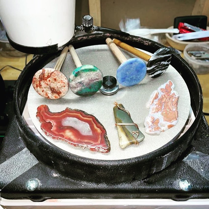 HiTechDiamond's tweet photo. Jon Houle uses his #AllUNeed lap machine to make slab #popsockes and cabochons! 🤩

Jon lives in Onamia, MN, and is a member of the #MilleLacs band of the #Ojibwe. He sells his work to the trading post on his reservation where local tribal members buy them for jewelry and art 💙 https://t.co/V7be7XqHaJ