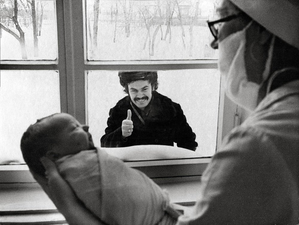 sovietvisuals's tweet photo. "A child was born" 
Photo by Sergey Vasilyev, USSR, 1977 https://t.co/g73IK1ScZp