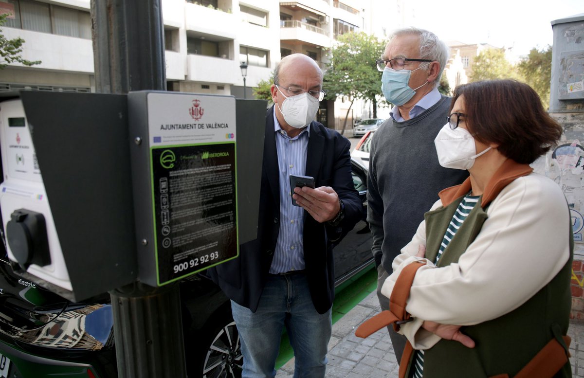 Infoguiavalenci's tweet photo. #València seguix avançant en la #mobilitat elèctrica i ara estrena estos 22 nous punts de càrrega que aprofiten la infraestructura existent dels #fanals i pèrgoles foltovoltaiques.
Més informació en
https://t.co/vXKtbxeTyY
#MobilitatSostenible #VehicleElèctric #càrrega https://t.co/zvGvTb2HDq