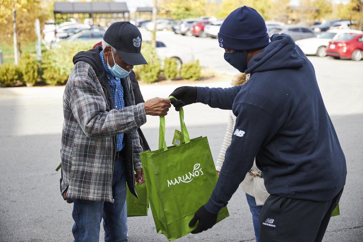 cgrand3's tweet photo. Thank you to our partners and volunteers for supporting yesterday's #GrandGiving Pop-up Pantry 🙌🏾
​
​Our mobile food distribution at @MarianosMarket helped provide hundreds of grocery packs to Chicago families in need.

Help support Grand Giving👉🏾 https://t.co/rsyh2maGV1 https://t.co/RxbQCEAKoC