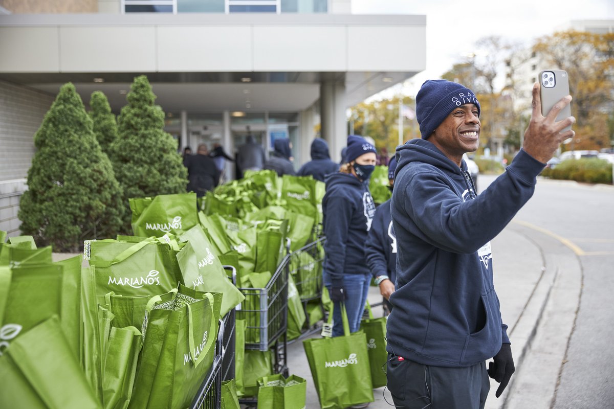cgrand3's tweet photo. Thank you to our partners and volunteers for supporting yesterday's #GrandGiving Pop-up Pantry 🙌🏾
​
​Our mobile food distribution at @MarianosMarket helped provide hundreds of grocery packs to Chicago families in need.

Help support Grand Giving👉🏾 https://t.co/rsyh2maGV1 https://t.co/RxbQCEAKoC