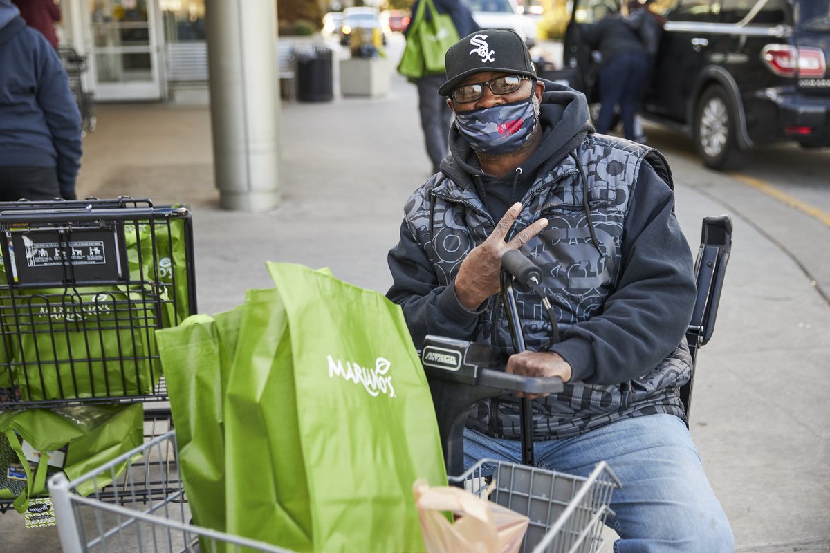 cgrand3's tweet photo. Thank you to our partners and volunteers for supporting yesterday's #GrandGiving Pop-up Pantry 🙌🏾
​
​Our mobile food distribution at @MarianosMarket helped provide hundreds of grocery packs to Chicago families in need.

Help support Grand Giving👉🏾 https://t.co/rsyh2maGV1 https://t.co/RxbQCEAKoC