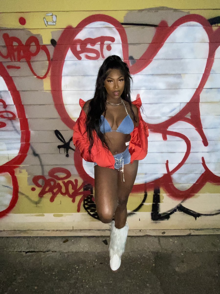 rollendadon's tweet photo. Hood BARBIE ๐ฎโ๐จ #dollway https://t.co/7y74HHcN0k